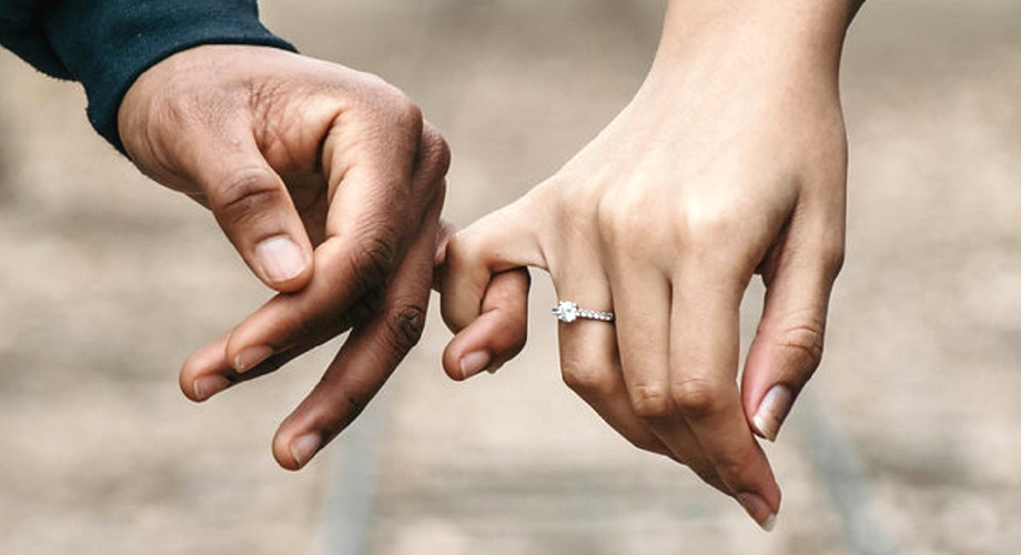 Choisir la bague de fiançailles ensemble